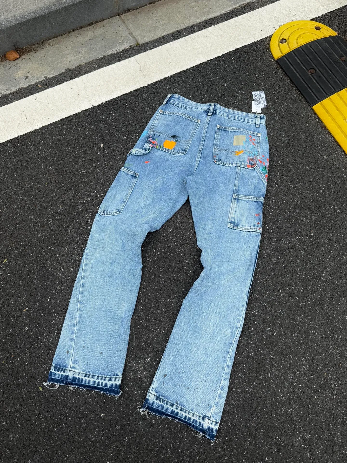 P250💰G94 GALLERY DEPT. Spliced ​​patches, ink-splashed denim bell-bottoms, washed distressed patchwork jeans, denim washing factory. During the process, the owner of the washing factory helped introduce a boss who once worked at Levi's OEM factory and then started his own business. This also paved the way for the following styles. Therefore, Levi's remodeled single product for the base plate is really familiar. Whether it is the fabrics supplied or the lathes used in production, there is nothing to choose from. -Color: blue -Number of codes: 28 30 32 34 36